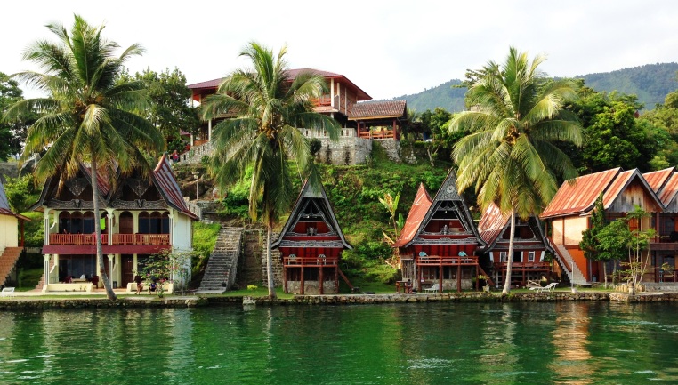 Lake Toba houses